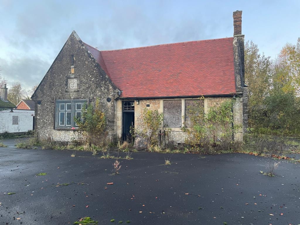 Lot: 28 - FORMER SCHOOL ON HALF ACRE PLOT WITH PLANNING PERMISSION FOR THREE DWELLINGS - General view of the former school